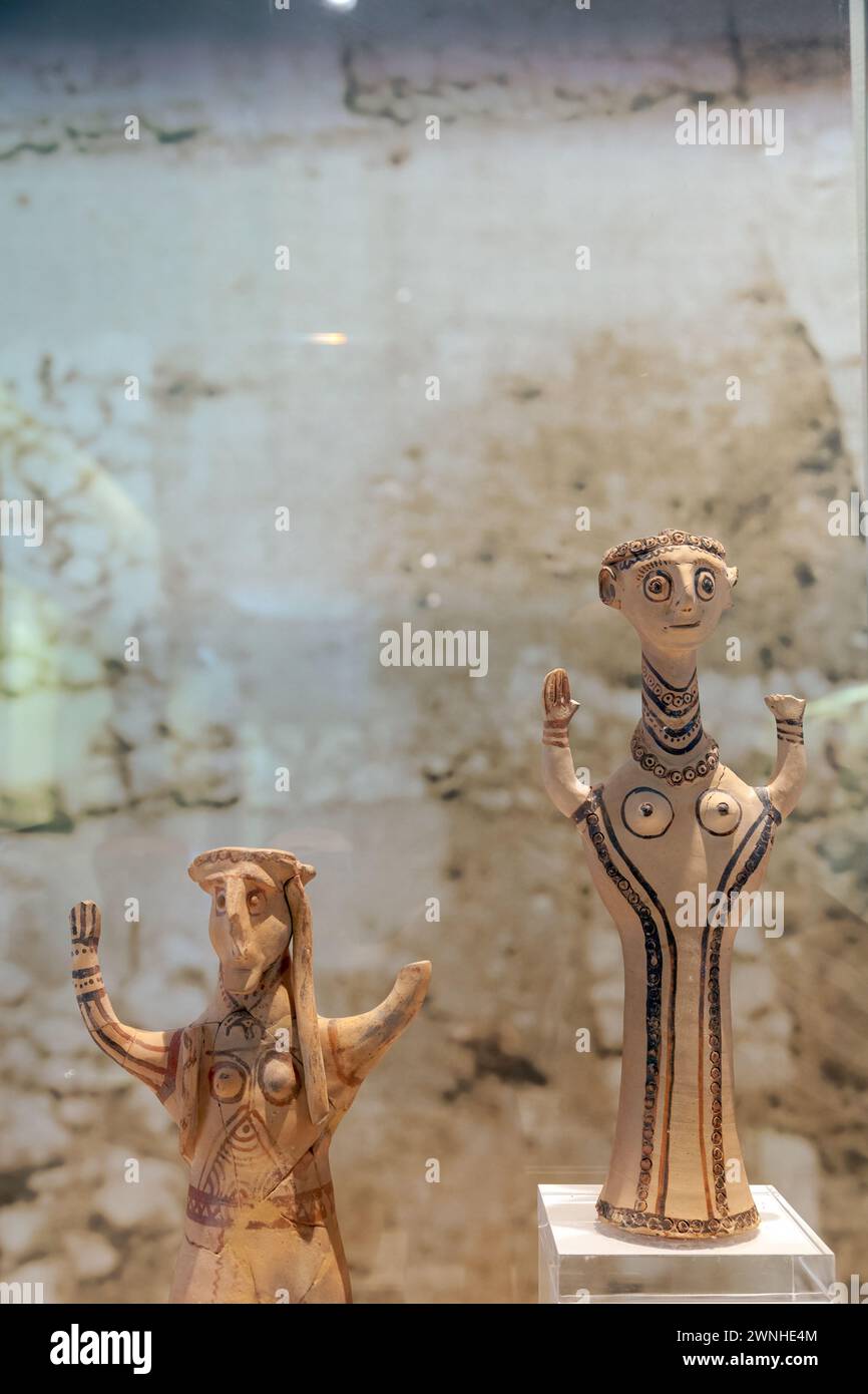 Kykladische Tonfiguren, ein schönes Beispiel für die antike griechische Kultur, wie sie im Archäologischen Museum von Nafplio, Griechenland, Europa, ausgestellt wurden. Stockfoto