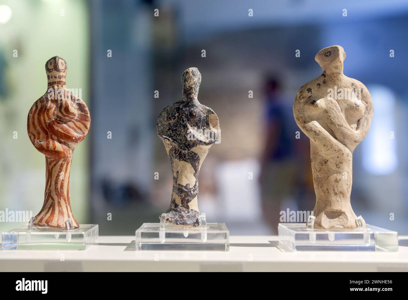Kykladische Tonfiguren, ein schönes Beispiel für die antike griechische Kultur, wie sie im Archäologischen Museum von Nafplio, Griechenland, Europa, ausgestellt wurden. Stockfoto