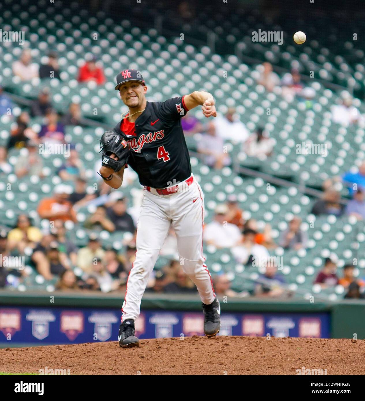 Houston, Usa. März 2024. Der Houston Cougars Pitcher ANTOINE JEAN (4) wirft am 2. März 2024 im Minute Maid Park in Houston, Texas, die erste Basis während des Spiels zwischen den Vanderbilt Commodores und den Houston Cougars. (Foto: Jerome Hicks/SipaUSA) Credit: SIPA USA/Alamy Live News Stockfoto