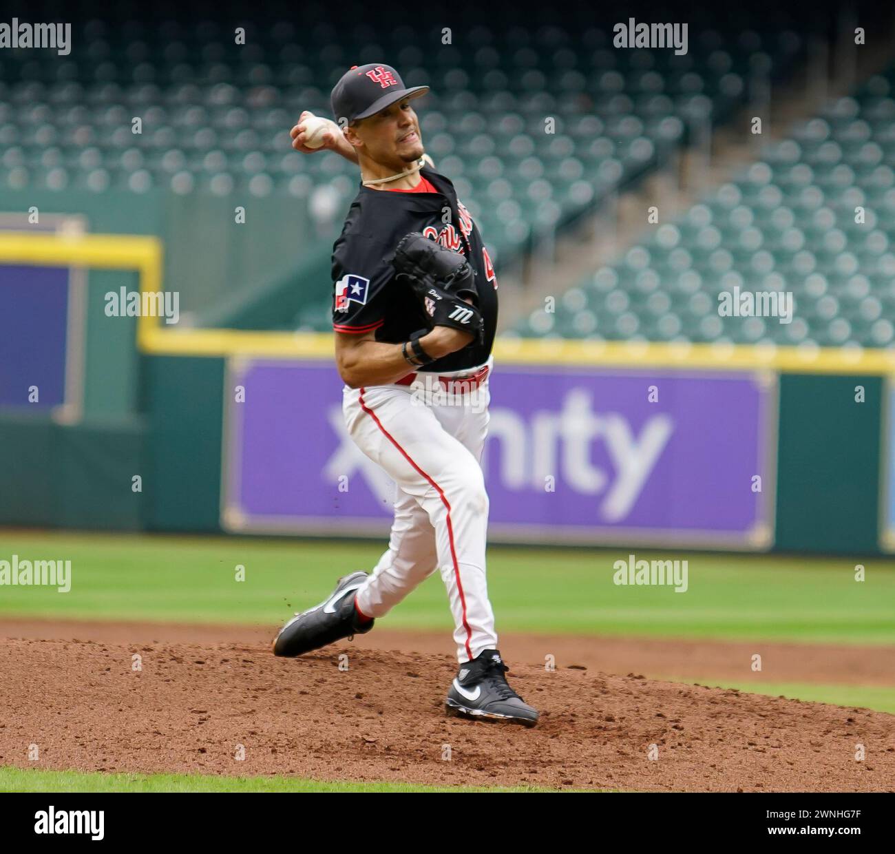 Houston, Usa. März 2024. Der Houston Cougars Pitcher ANTOINE JEAN (4) wirft während des Spiels zwischen den Vanderbilt Commodores und den Houston Cougars im Minute Maid Park am 2. März 2024 in Houston, Texas, einen Platz. (Foto: Jerome Hicks/ SipaUSA) Credit: SIPA USA/Alamy Live News Stockfoto