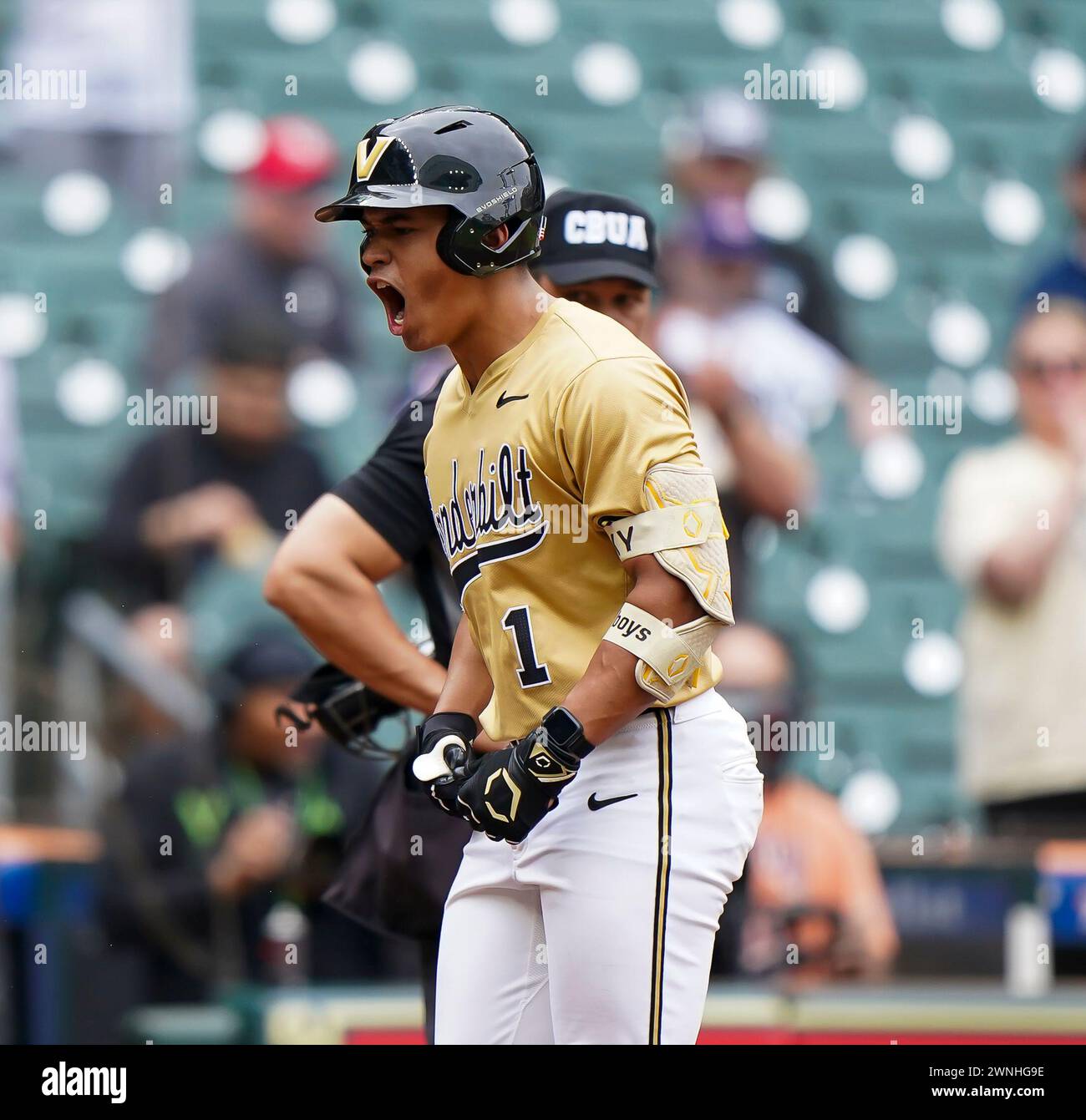 Houston, Usa. März 2024. MATTHEW POLK (1), Rechtsfeldspieler Vanderbilt Commodores, reagiert, nachdem er während des Spiels zwischen den Vanderbilt Commodores und den Houston Cougars im Minute Maid Park am 2. März 2024 in Houston, Texas, einen Homerun getroffen hat. (Foto: Jerome Hicks/ SipaUSA) Credit: SIPA USA/Alamy Live News Stockfoto