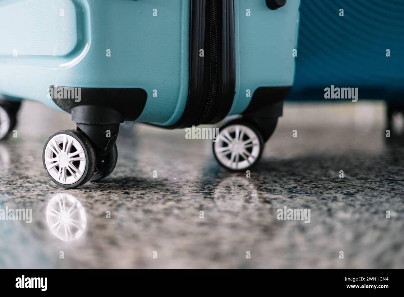 Nahaufnahme Detail blaue Koffer Räder Stockfoto