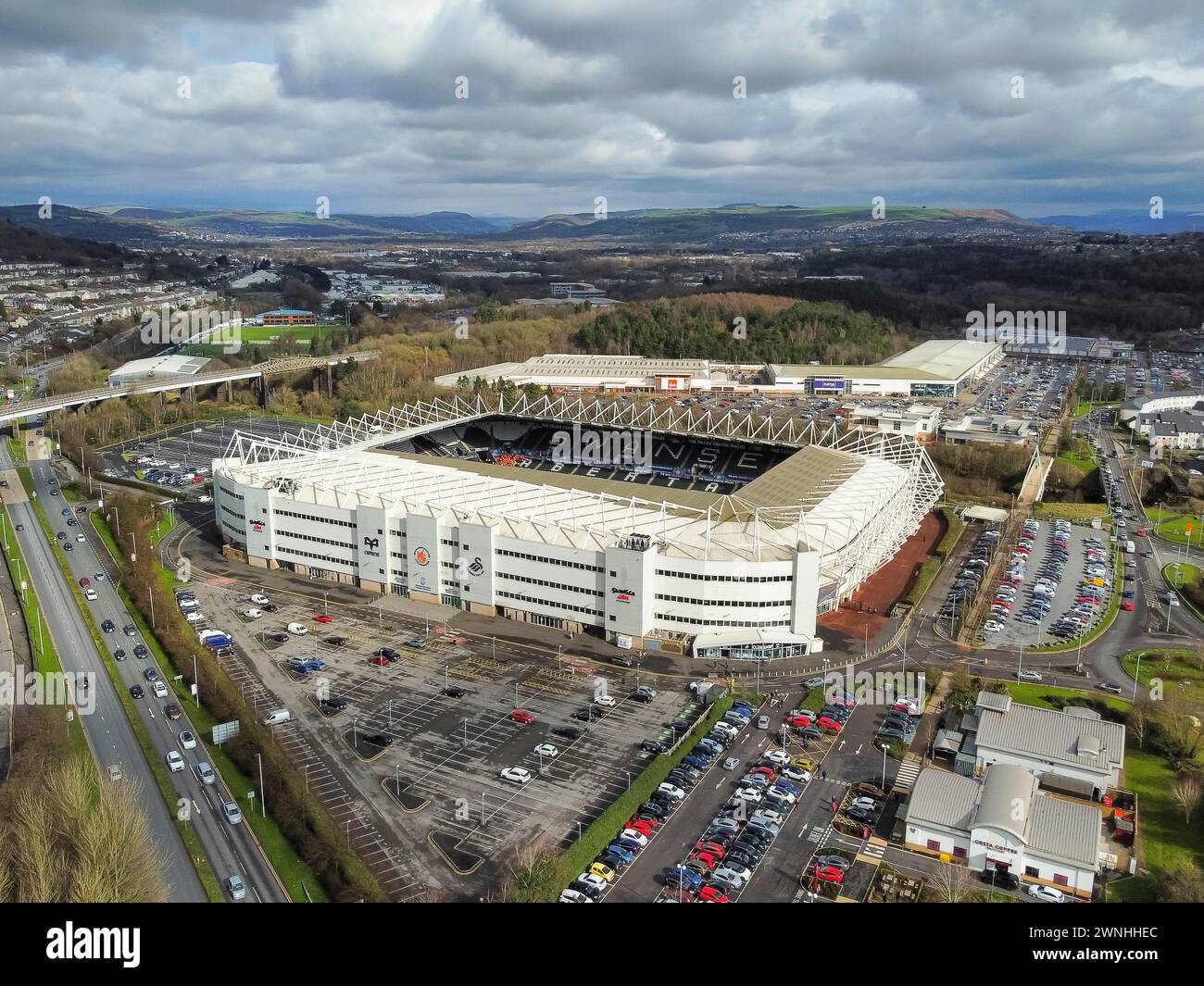 Swansea, Wales, Großbritannien. März 2024. Allgemeine Luftaufnahme des Stadions von Swansea.com, Heimstadion des englischen Football League-Teams Swansea City FC und des walisischen Rugbyclubs Ospreys. Bildnachweis: Graham Hunt/Alamy Live News Stockfoto