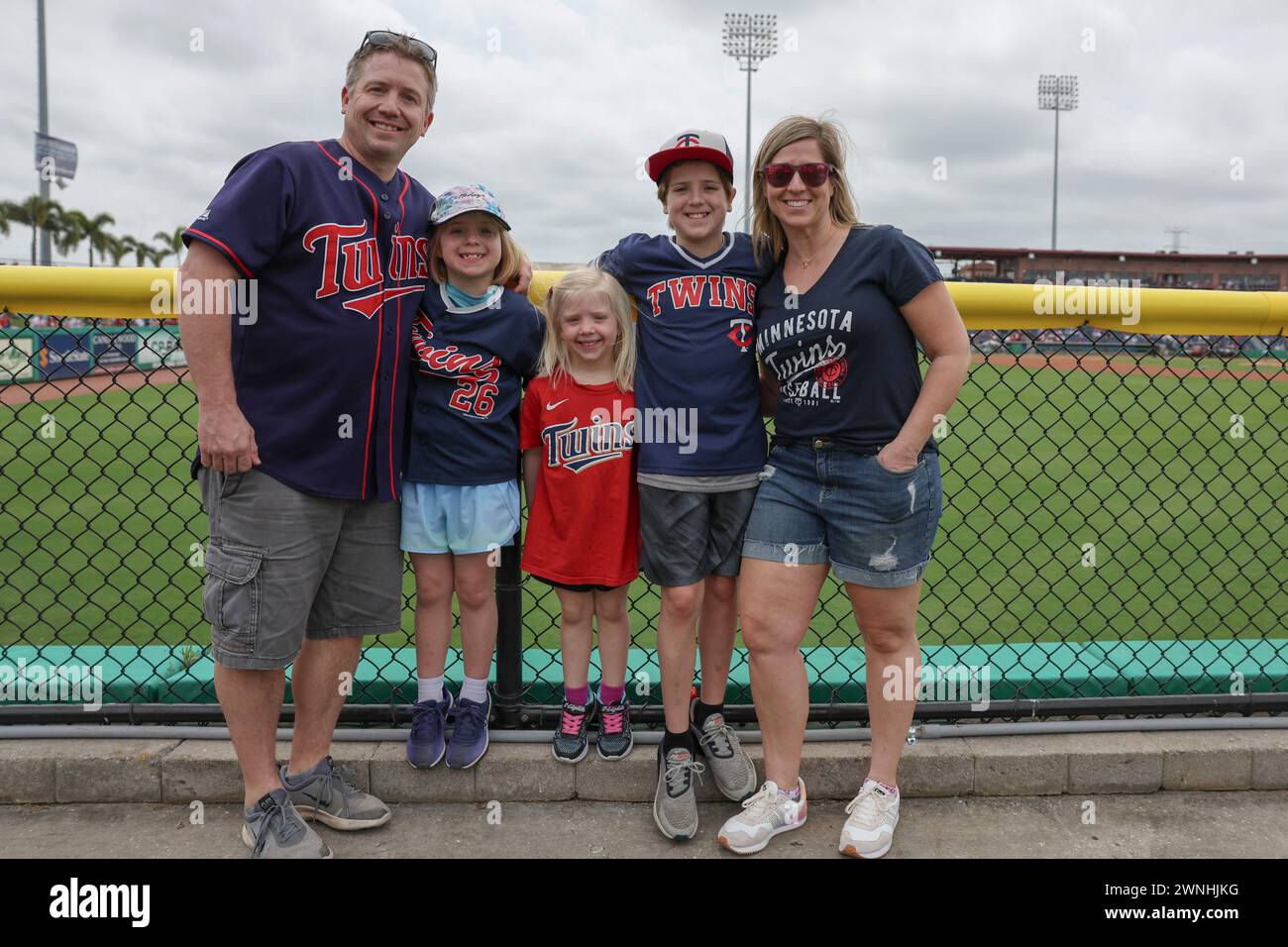 Clearwater, Florida, USA. März 2024. Eine Familie von Minnesota Twins kam am 2. März 2024 zum MLB-Frühjahrstraining gegen die Philadelphia Phillies im BayCare Ballpark. Die Phillies schlugen die Zwillinge mit 3:2. (Kreditbild: © Kim Hukari/ZUMA Press Wire) NUR REDAKTIONELLE VERWENDUNG! Nicht für kommerzielle ZWECKE! Stockfoto