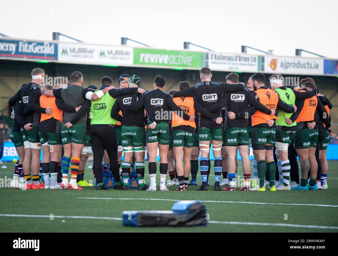Galway, Irland. März 2024. Ein Blick vor dem Spiel auf die Socken, die im Rahmen der URC Origin Round getragen wurden, um die Gemeinden und Menschen zu feiern, die die Karrieren von Hunderten von Rugby-Spielern und Trainern unterstützt haben. Credit: Don Soules/Alamy Live News Stockfoto