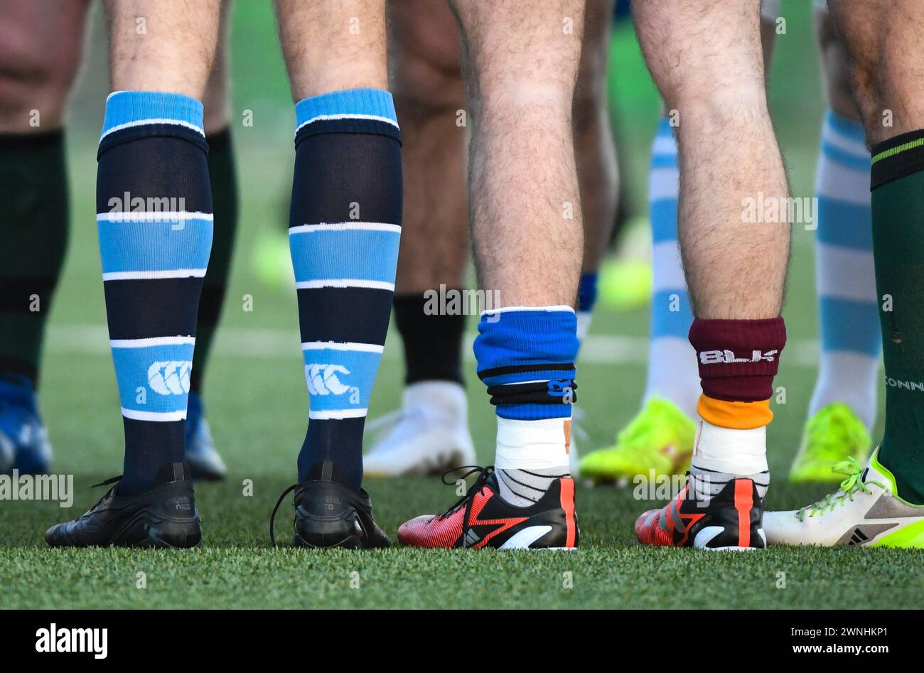 Galway, Irland. März 2024. Ein Blick vor dem Spiel auf die Socken, die im Rahmen der URC Origin Round getragen wurden, um die Gemeinden und Menschen zu feiern, die die Karrieren von Hunderten von Rugby-Spielern und Trainern unterstützt haben. Credit: Don Soules/Alamy Live News Stockfoto