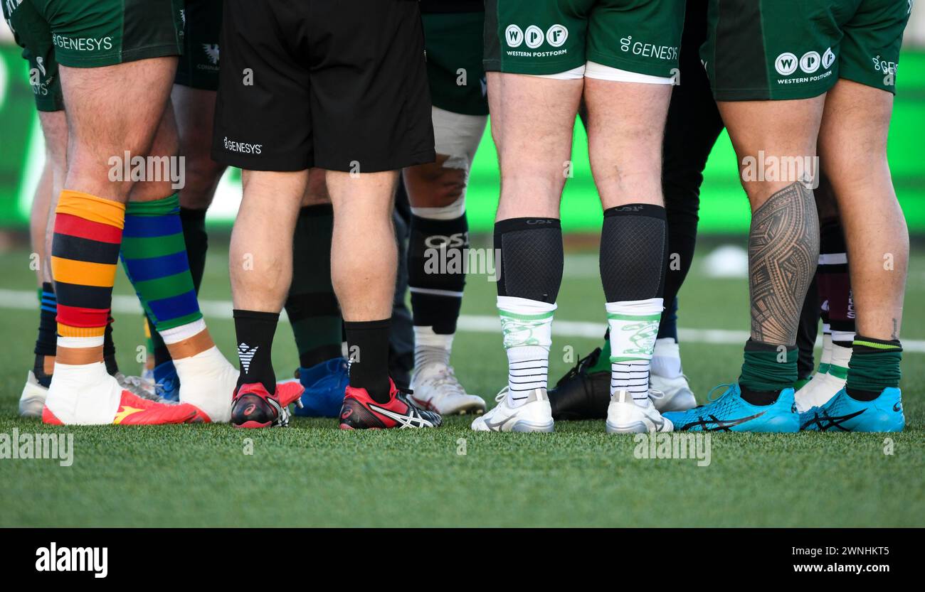 Galway, Irland. März 2024. Ein Blick vor dem Spiel auf die Socken, die im Rahmen der URC Origin Round getragen wurden, um die Gemeinden und Menschen zu feiern, die die Karrieren von Hunderten von Rugby-Spielern und Trainern unterstützt haben. Credit: Don Soules/Alamy Live News Stockfoto