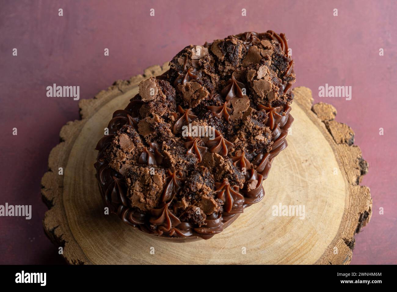 Low Key Löffel Osterei mit brasilianischer Trüffelfüllung und Brownie Topping 3. Stockfoto
