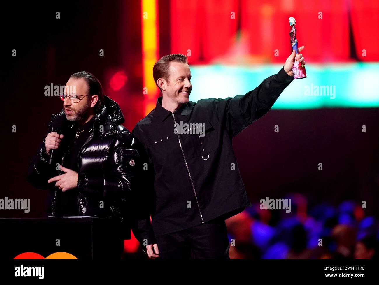Chase & Status auf der Bühne, nachdem er den Producer of the Year Award bei den Brit Awards 2024 in der O2 Arena in London gewonnen hatte. Bilddatum: Samstag, 2. März 2024. Stockfoto