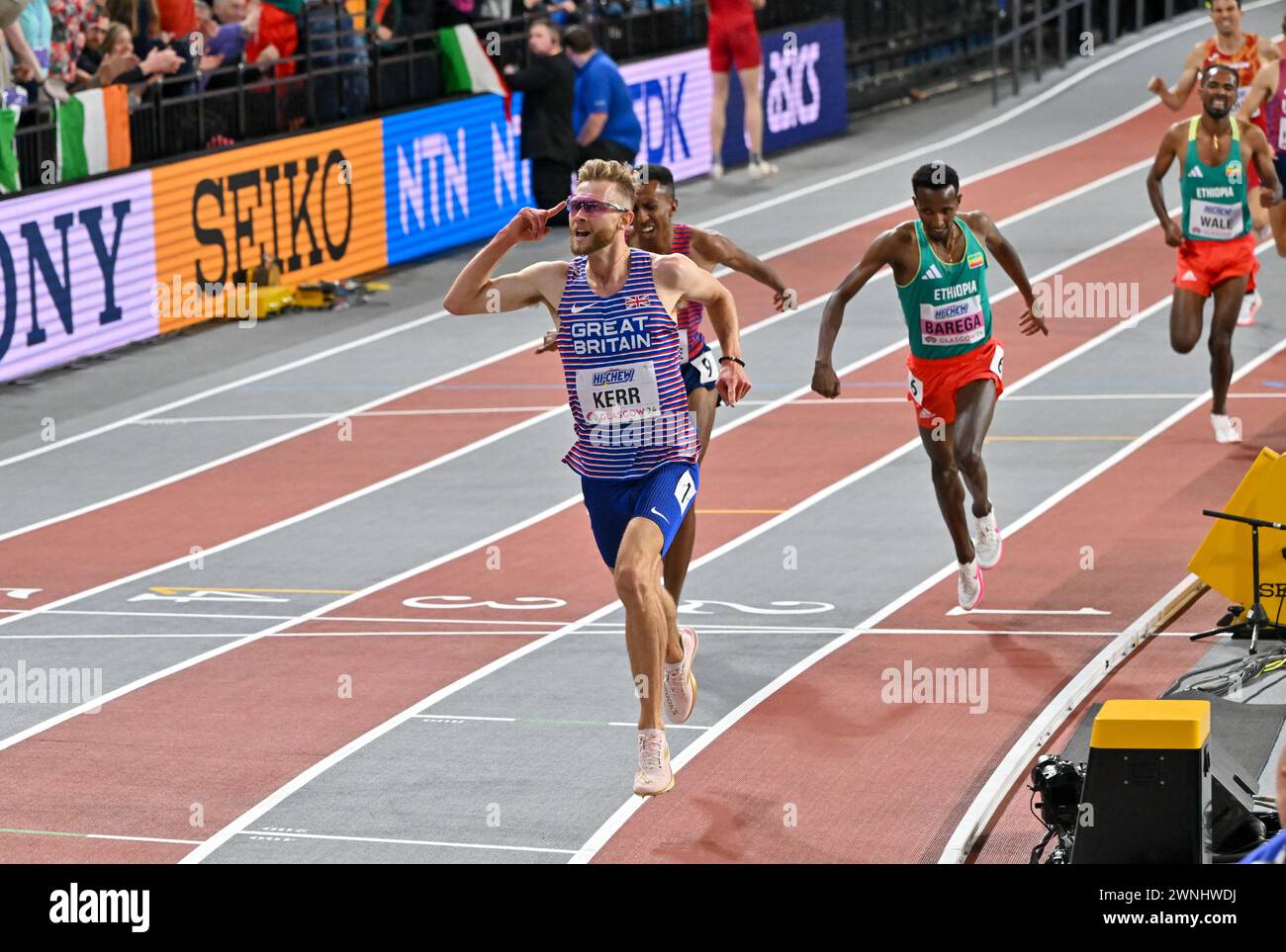 Glasgow, Schottland, Großbritannien. März 2024. Josh KERR (GBR) 1., Yared NUGUSE (USA) 2., Selemon BAREGA (ETH) 3. Im 3000-m-Finale der Herren während der Hallenathletik-Weltmeisterschaften in der Emirates Arena, Glasgow, Schottland, Großbritannien. Quelle: LFP/Alamy Live News Stockfoto