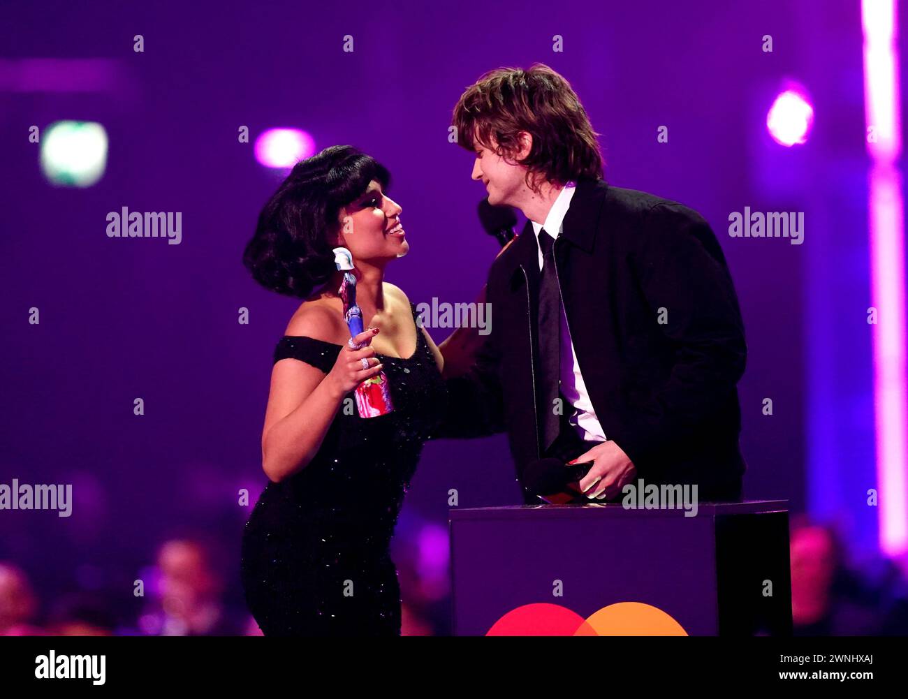 Raye auf der Bühne, nachdem er bei den Brit Awards 2024 in der O2 Arena in London den Preis für den besten neuen Künstler von Joe Keery erhalten hatte. Bilddatum: Samstag, 2. März 2024. Stockfoto