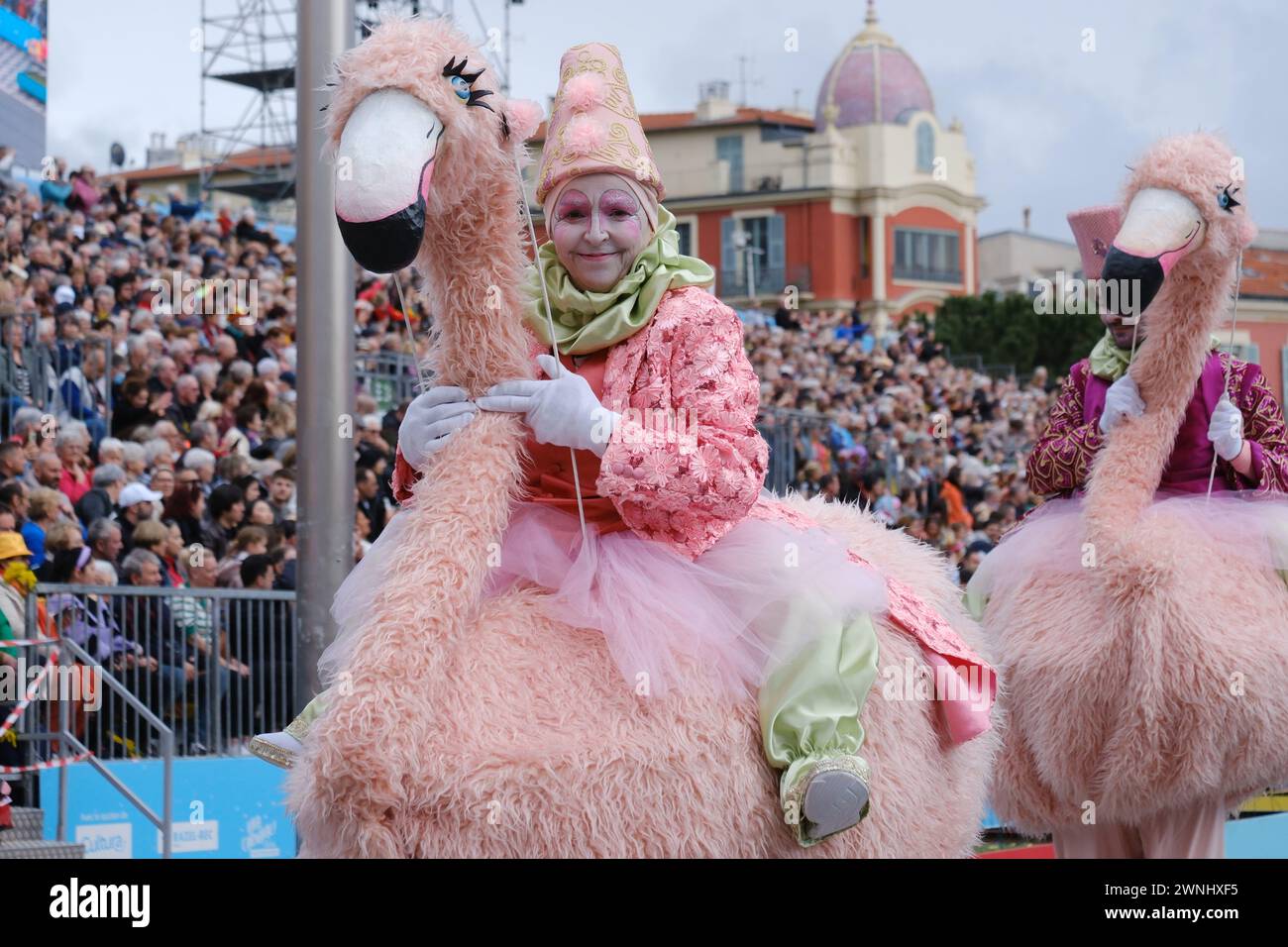 Nizza, Frankreich. März 2024. Eine Schauspielerin tritt während des Karnevals von Nizza 2024 am 2. März 2024 in Nizza auf. Der Karneval von Nizza 2024 findet hier vom 17. Februar bis 3. März mit dem Thema „der König der Popkultur“ statt. Quelle: Serge Haouzi/Xinhua/Alamy Live News Stockfoto