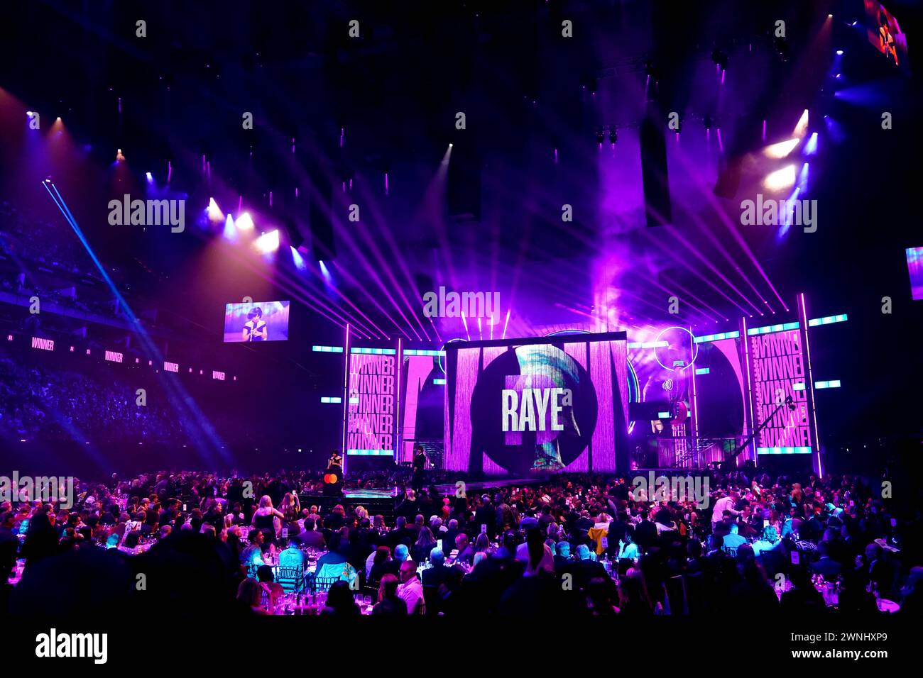 Raye war auf der Bühne, nachdem er den Preis für den besten neuen Künstler bei den Brit Awards 2024 in der O2 Arena in London gewonnen hatte. Bilddatum: Samstag, 2. März 2024. Stockfoto