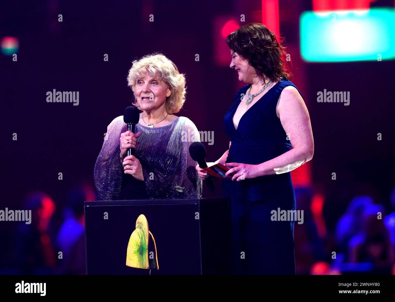 Jo Hamilton und Monica Dolan auf der Bühne, um den Preis für den Song des Jahres bei den Brit Awards 2024 in der O2 Arena in London zu präsentieren. Bilddatum: Samstag, 2. März 2024. Stockfoto