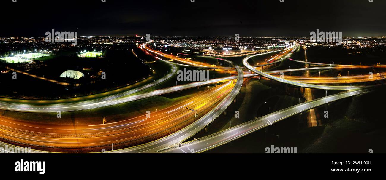 Nächtliche Luftaufnahme eines Kleeblatt-Autobahnkreuzes, der Haque, Niederlande Stockfoto