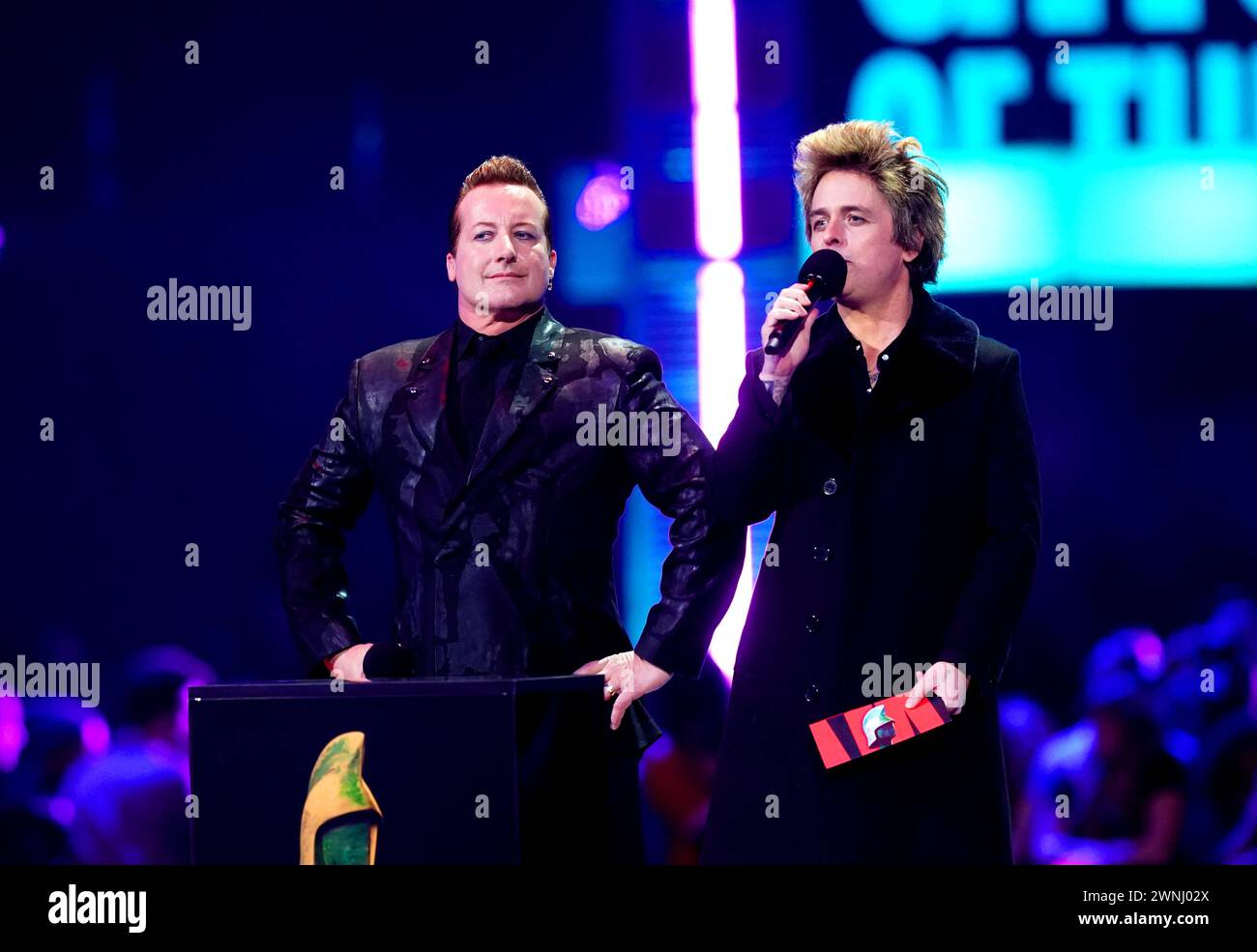 Billie Joe Armstrong und Tre Cool auf der Bühne, um den Preis für die Gruppe des Jahres während der Brit Awards 2024 in der O2 Arena in London zu präsentieren. Bilddatum: Samstag, 2. März 2024. Stockfoto