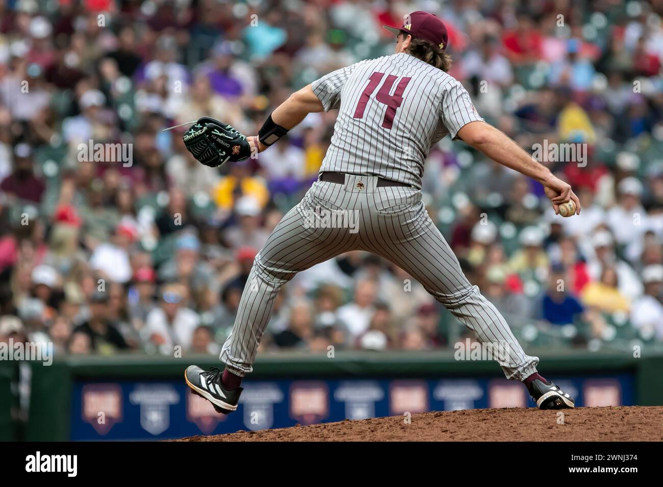 Houston, Texas, USA. März 2024. Der Texas State Pitcher KELLER EBERLY (14) spielt am Samstag neben dem Astros Foundation College Classic im Minute Maid Park in Houston, Texas. (Kreditbild: © Domenic Grey/ZUMA Press Wire) NUR REDAKTIONELLE VERWENDUNG! Nicht für kommerzielle ZWECKE! Stockfoto