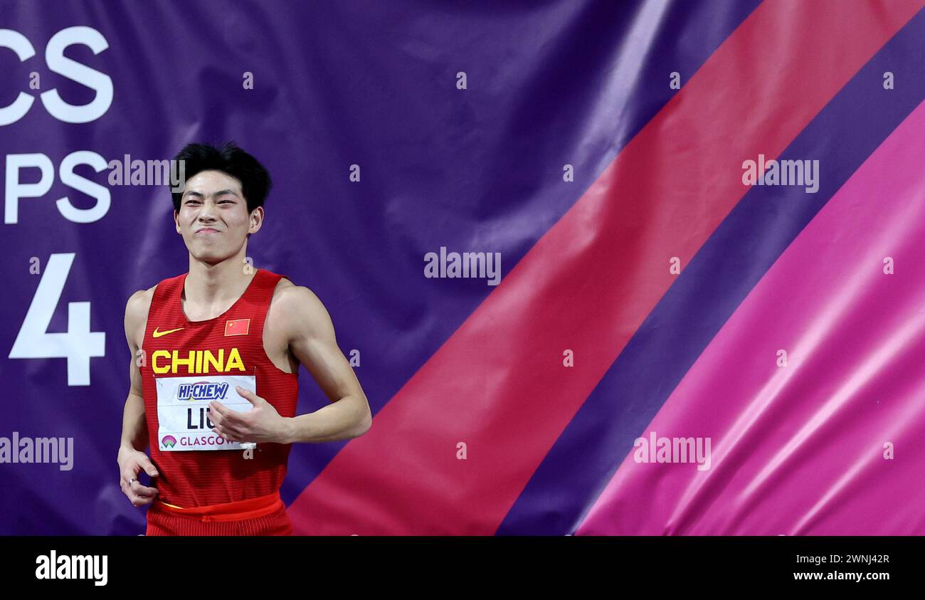 Glasgow, Großbritannien. März 2024. Liu Junxi aus China reagiert während des 60-m-Hürdenhalbfinales der Männer bei den Leichtathletik-Hallenweltmeisterschaften 2024 in Glasgow, Großbritannien, 2. März 2024. Quelle: Li Ying/Xinhua/Alamy Live News Stockfoto