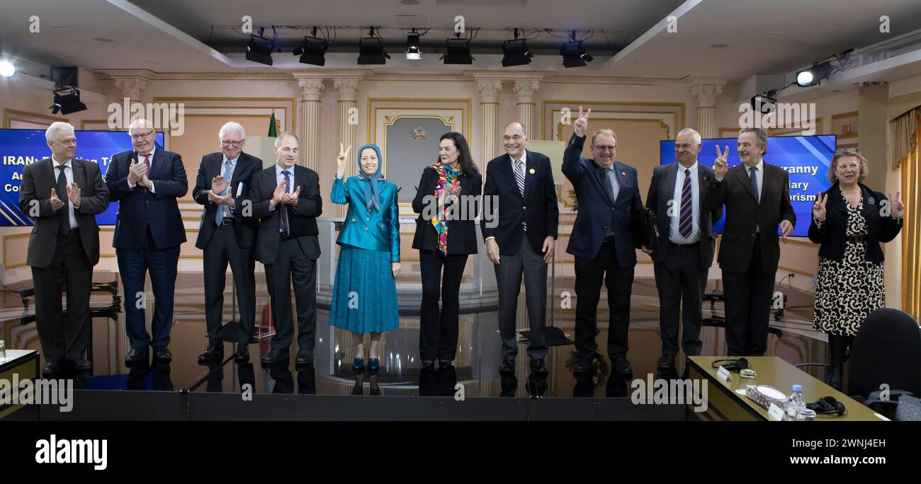 Redner auf einer Konferenz von links nach rechts, Stanislav Pavlovschi, ehemaliger Richter am Europäischen Gerichtshof für Menschenrechte und Justizminister der Republik Moldau, Peter Altmaier, Mitglied des deutschen Bundesparlaments und ehemaliger Wirtschaftsminister in Deutschland, Botschafter Robert Joseph, ehemaliger Unterstaatssekretär für Rüstungskontrolle und internationale Sicherheit, Louis Freeh, ehemaliger Direktor des FBI, Frau Maryam Rajavi, Frau Amparo Fuertes Ferragut, Dr. Alejo Vidal Quadras, Präsident des Internationalen Komitees für Gerechtigkeit und Vizepräsident des Europäischen Parlaments (1999-2014), Struan Stevenso Stockfoto