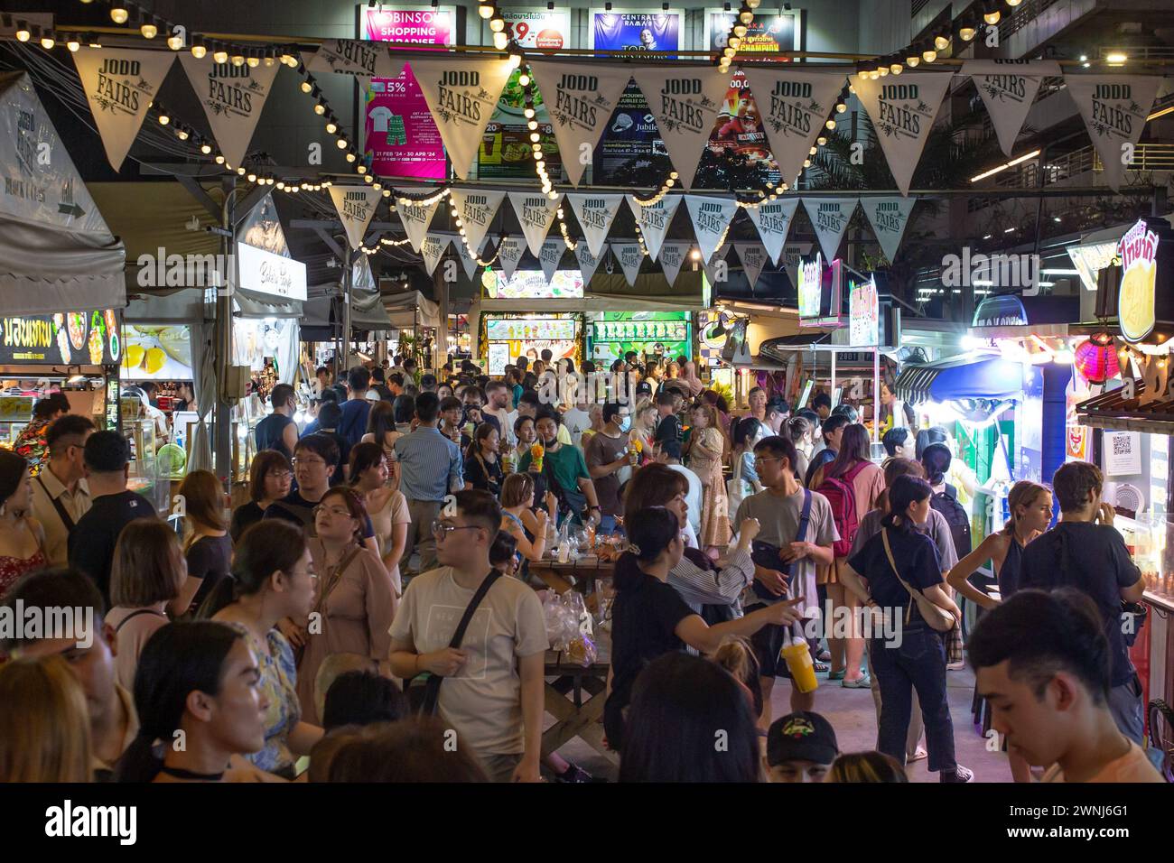 Bangkok, Thailand - 2. März 2024: Menschen auf dem Nachtmarkt der Jodd Fair in Phra RAM 9, Bangkok, Thailand. Stockfoto