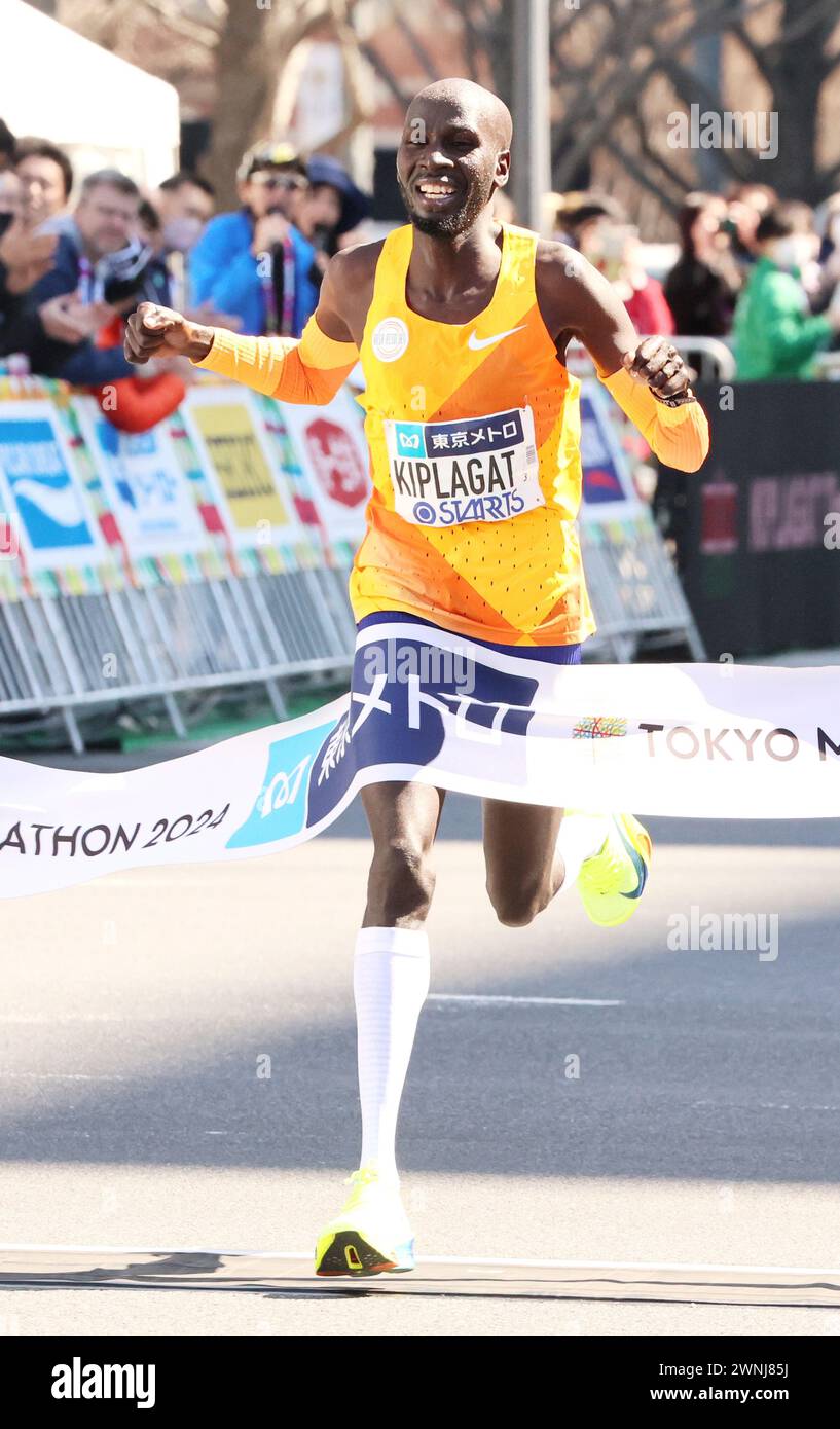 Tokio, Japan. März 2024. Der kenianische Timothy Kiplagat überquert die Ziellinie des Tokio-Marathons am Sonntag, den 3. März 2024. Kiplagat beendete den zweiten Platz mit einer Zeit von 2 Stunden 2 Minuten 50 Sekunden, während sein Landsmann Benson Kipruto das Rennen gewann. (Foto: Yoshio Tsunoda/AFLO) Stockfoto