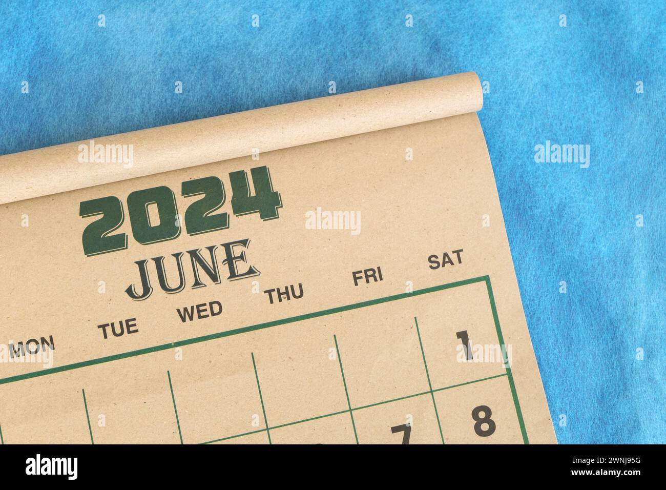 Juni 2024 Kalenderflachlage mit blauem Hintergrund und Kopierraum. Stockfoto