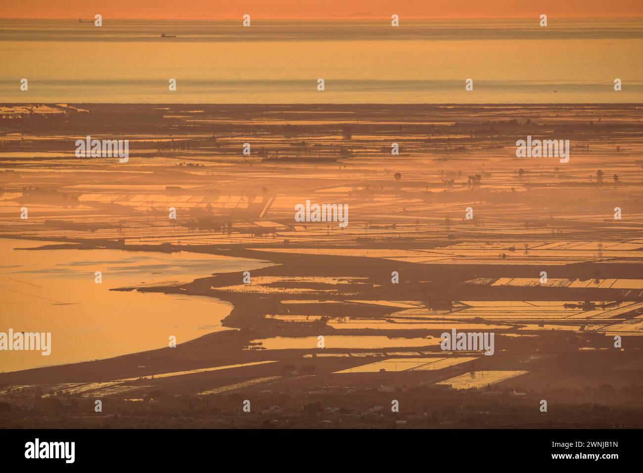 Sonnenaufgang über dem Ebro-Delta vom Windpark Baix Ebre (Tarragona, Katalonien, Spanien) aus gesehen ESP: Amanecer sobre el Delta del Ebro (Tarragona, España) Stockfoto