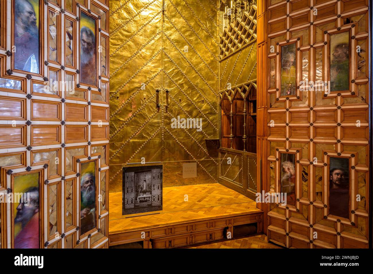 Altar des zentralen Saals im edlen Stockwerk des Palau Güell Palastes, entworfen von Antoni Gaudí (Barcelona, Katalonien, Spanien) Stockfoto