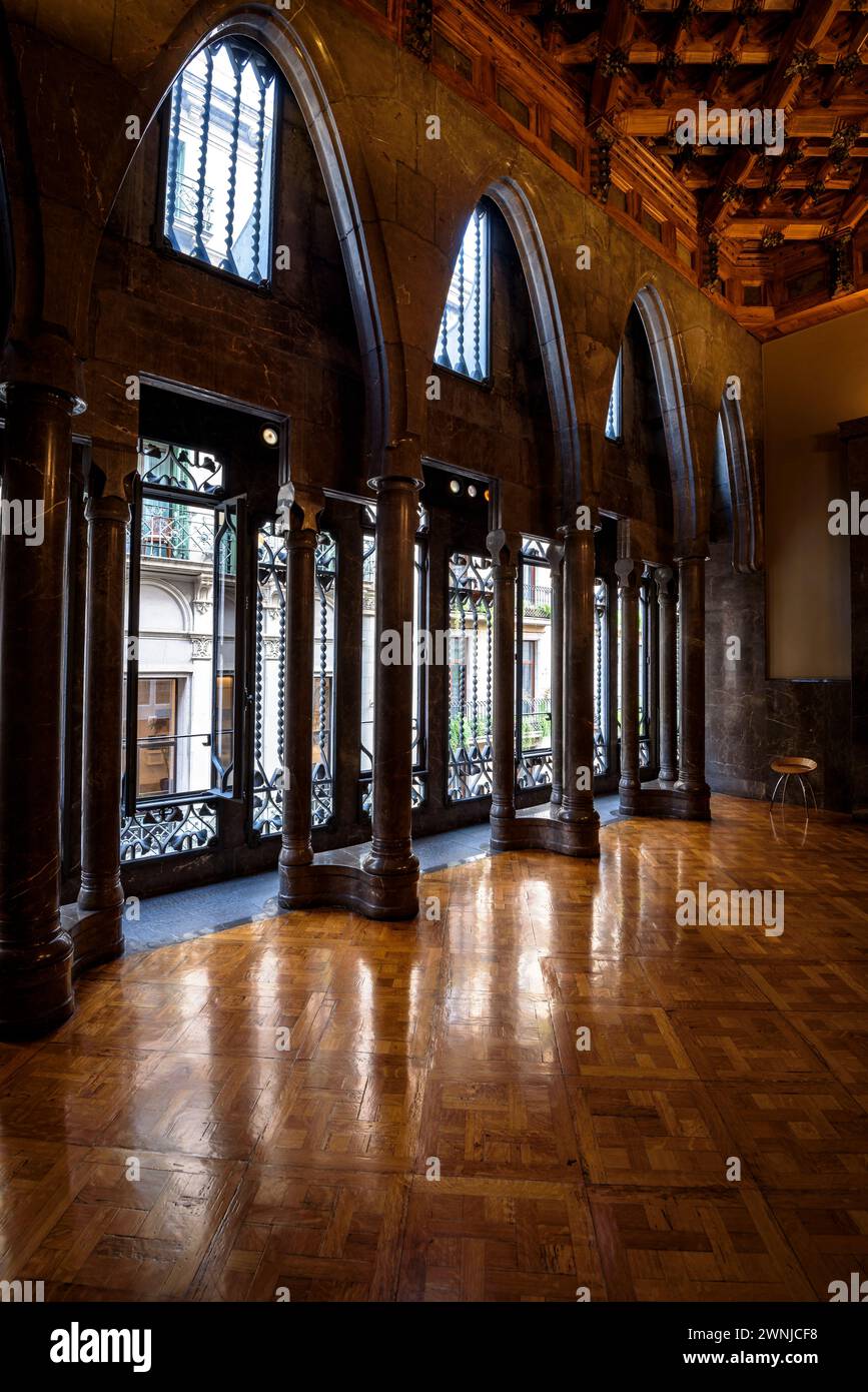 Fenster und Säulen mit Parabolbögen im Erdgeschoss des Palau Güell Palastes, ein Werk von Antoni Gaudí (Barcelona, Katalonien, Spanien) Stockfoto