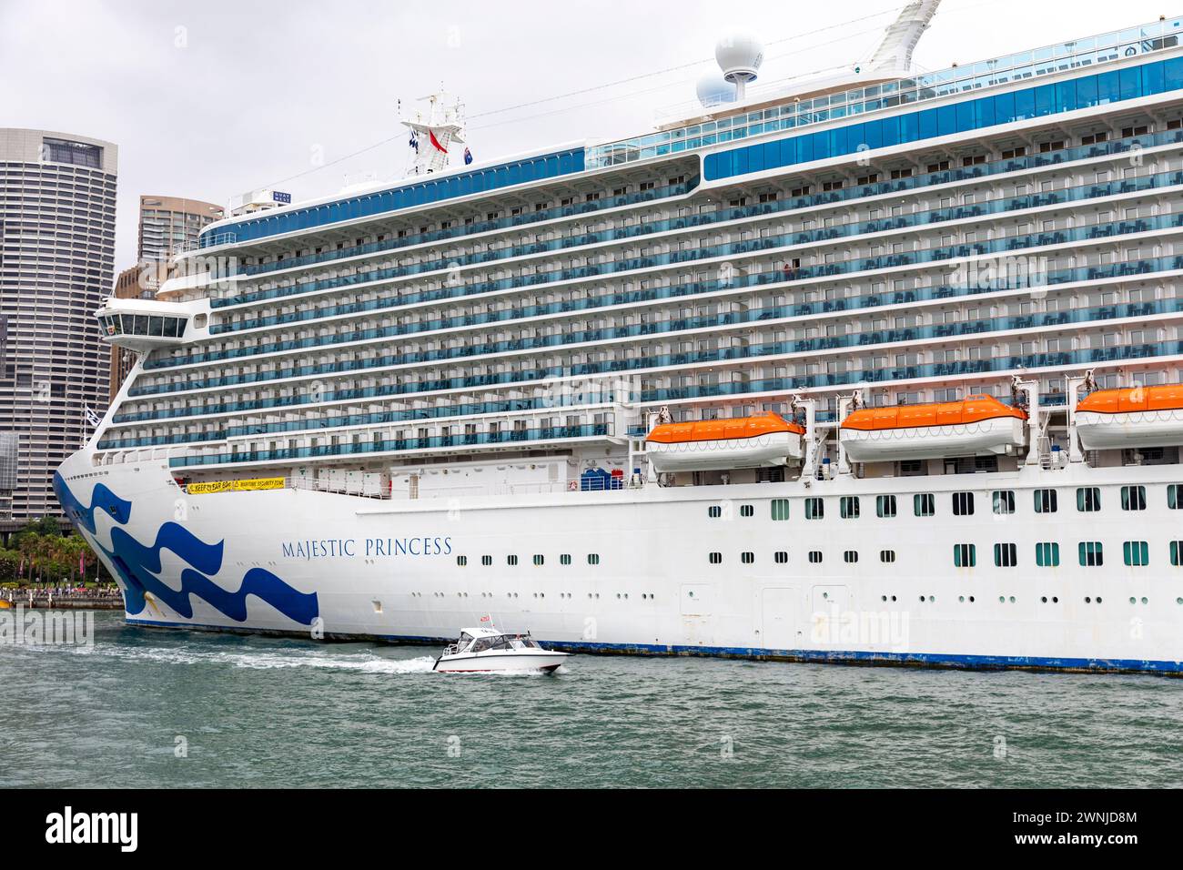 Das majestätische Kreuzfahrtschiff Princess liegt im Circular Quay, Sydney, Australien, am Übersee-Passagierterminal, 2024 Stockfoto