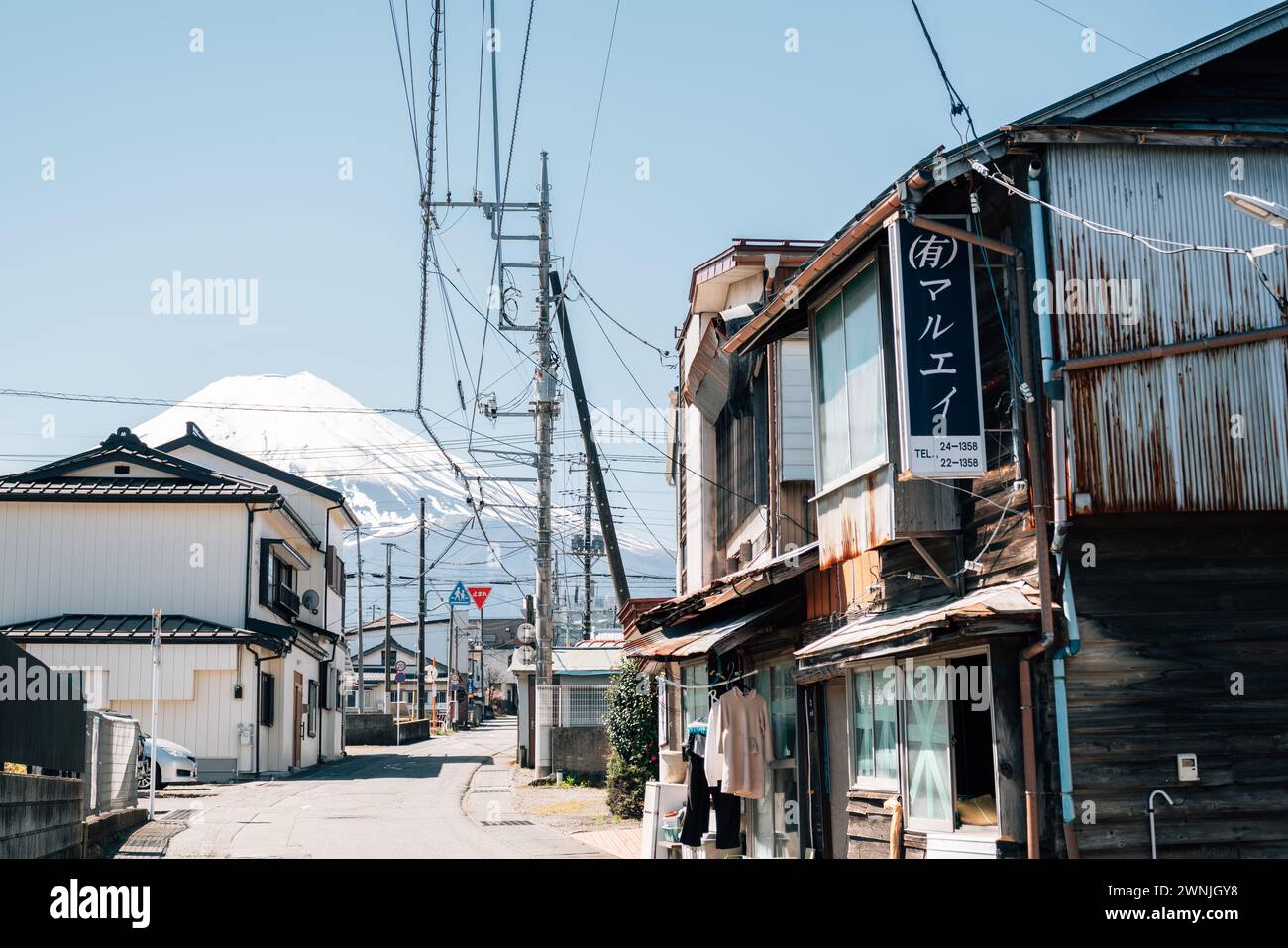 Yamanashi, Japan - 9. April 2023: Dorf Shimoyoshida und Berg Fuji Stockfoto