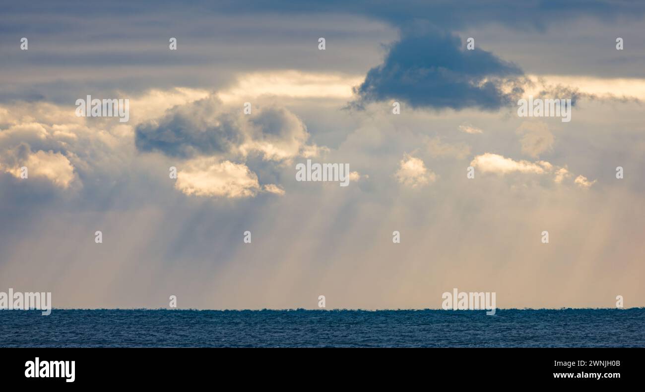 Sonnenstrahlen über dem abgehackten Meer Stockfoto