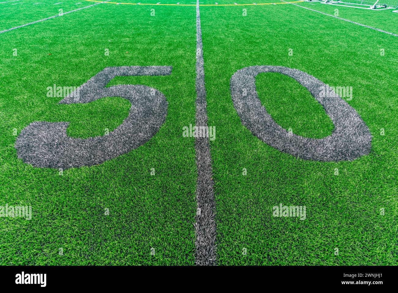 Kunstrasen Fußball 50 Yard Line und Block Style Zahlen in Grau. Die Markierungen für den Trainingsfußball sind weniger offensichtlich und werden im Außenfeld angebracht Stockfoto
