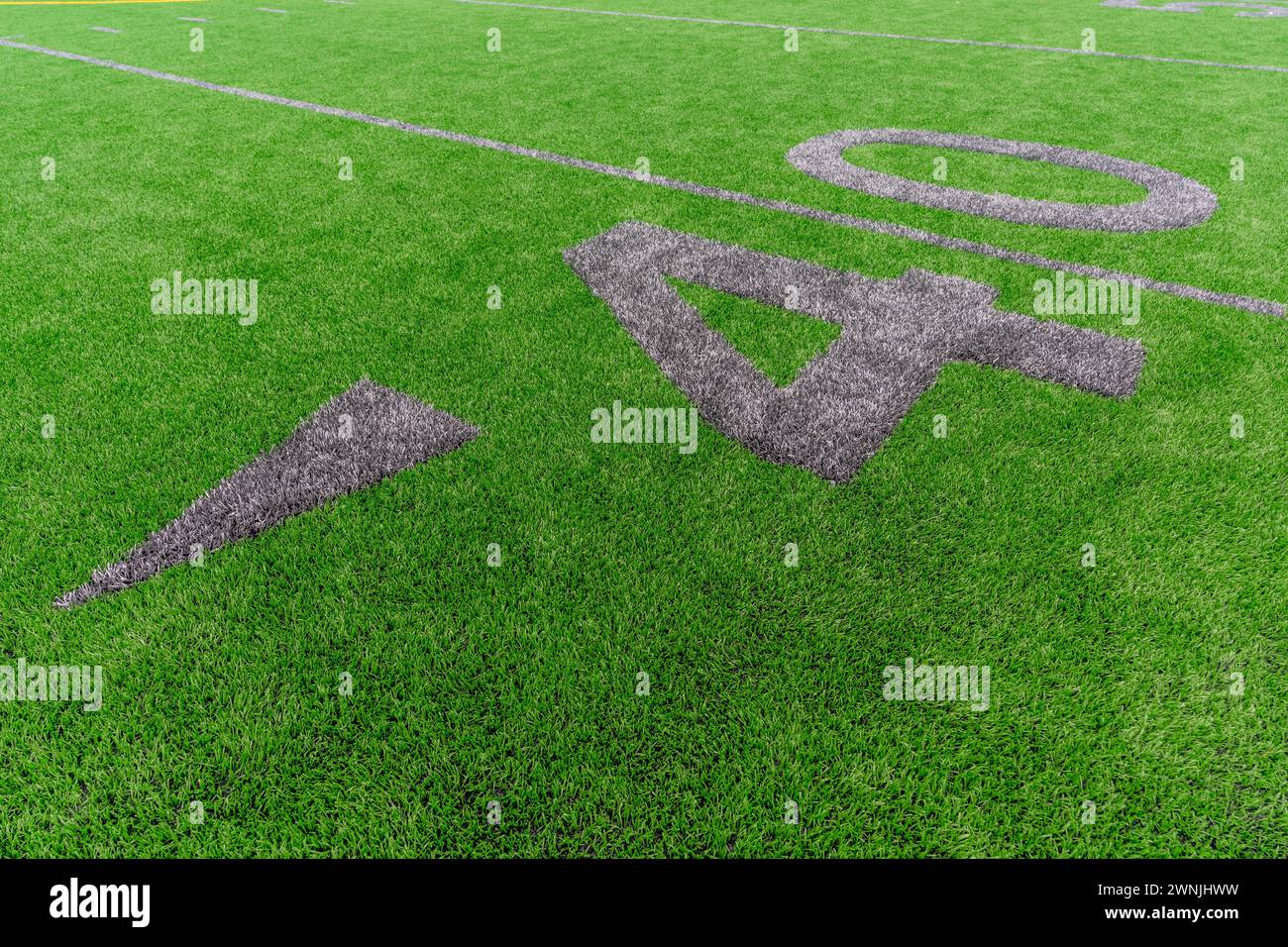 Kunstrasen Fußball 40 Yard Line und Block Style Zahlen in Grau. Die Markierungen für den Trainingsfußball sind weniger offensichtlich und werden im Außenfeld angebracht Stockfoto