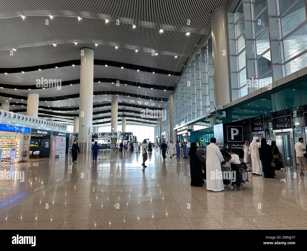 Riad , Saudi-Arabien - 11. März 2023 : Passagiere, die über den King Khalid International Airport Riad Airport reisen - Flug- und Buchungskonzept Stockfoto