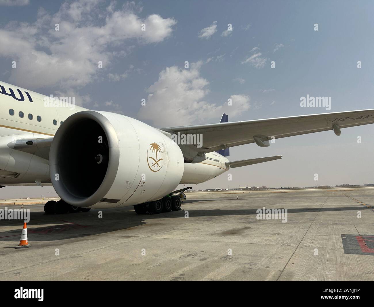 Riad , Saudi-Arabien - 11. März 2023 : Passagiere, die mit Saudi Airlines Flug - Flugzeug von außen Flug und Buchungskonzept reisen Stockfoto
