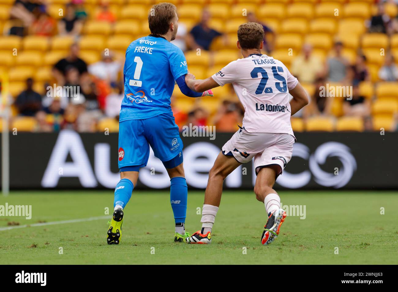 Brisbane, Australien, 3. März 2024: Macklin Freke (1 Brisbane) und Ryan Graham Pun Teague (25 Melbourne) Herausforderung für den Ball während des Isuzu Ute A League-Spiels zwischen Brisbane Roar und Melbourne Victory FC im Suncorp Stadium (Promediapix/SPP) Credit: SPP Sport Press Photo. /Alamy Live News Stockfoto