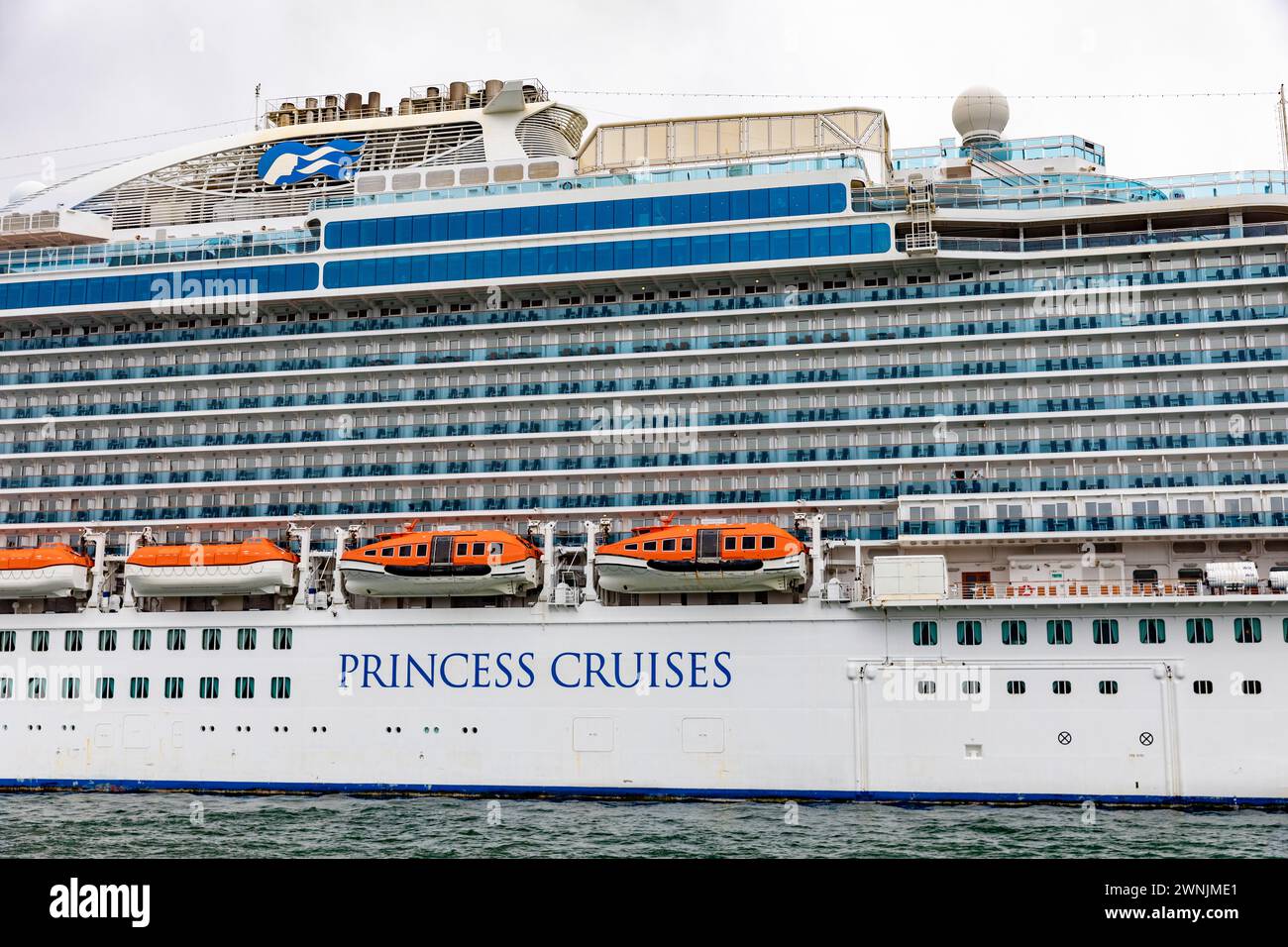 Steuerbordseite Majestic Princess Kreuzfahrtschiff und Nahaufnahme Kabinen und Rettungsboote, die am Circular Quay, Sydney, NSW, Australien verankert sind Stockfoto