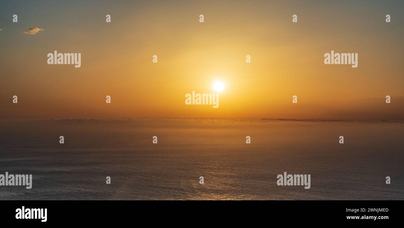 Sonnenuntergang über dem Atlantik im westlichsten Teil der Insel Madeira - Blick vom Aussichtspunkt Ponta da Ladeira Stockfoto