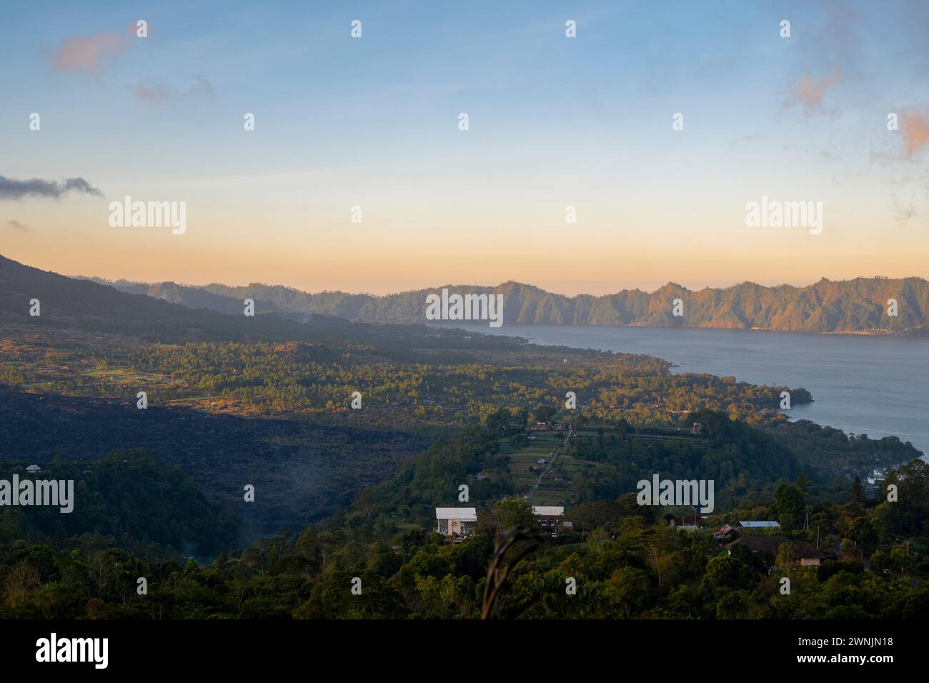 Wunderschöner Dämmerungsmoment am Lake Batur Kintamani, Bali, Indonesien Stockfoto