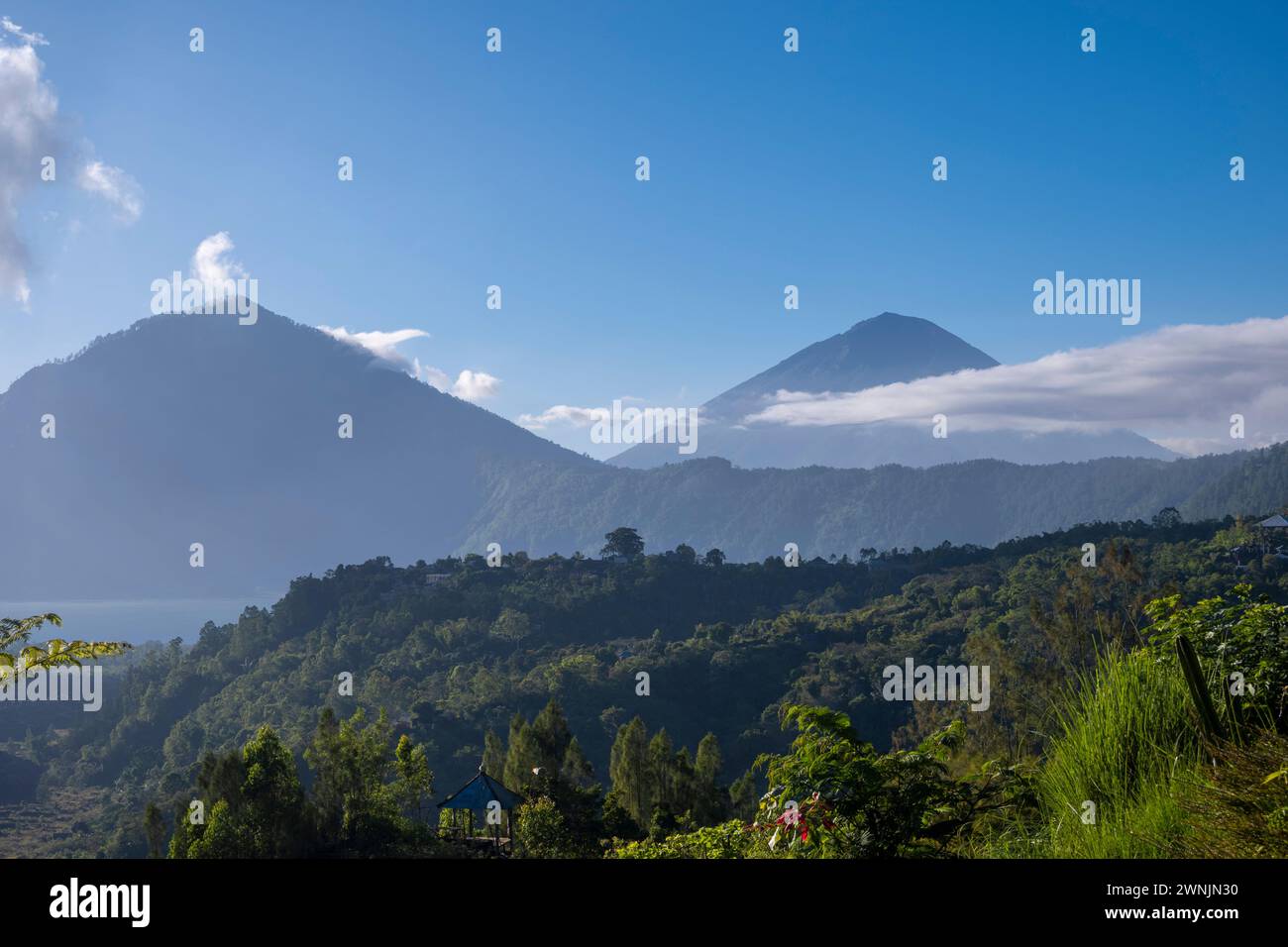 Wunderschöne Landschaft in Kintamani Bali mit zwei Bergen im Hintergrund Stockfoto