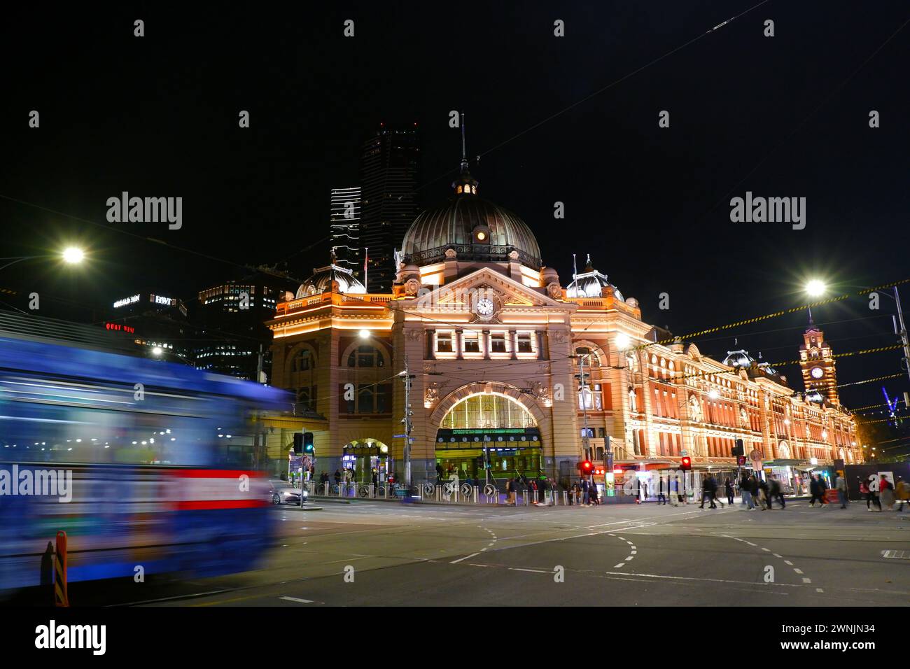 Berühmter Bahnhof Flinders bei Nacht. Melbourne, Australien Stockfoto