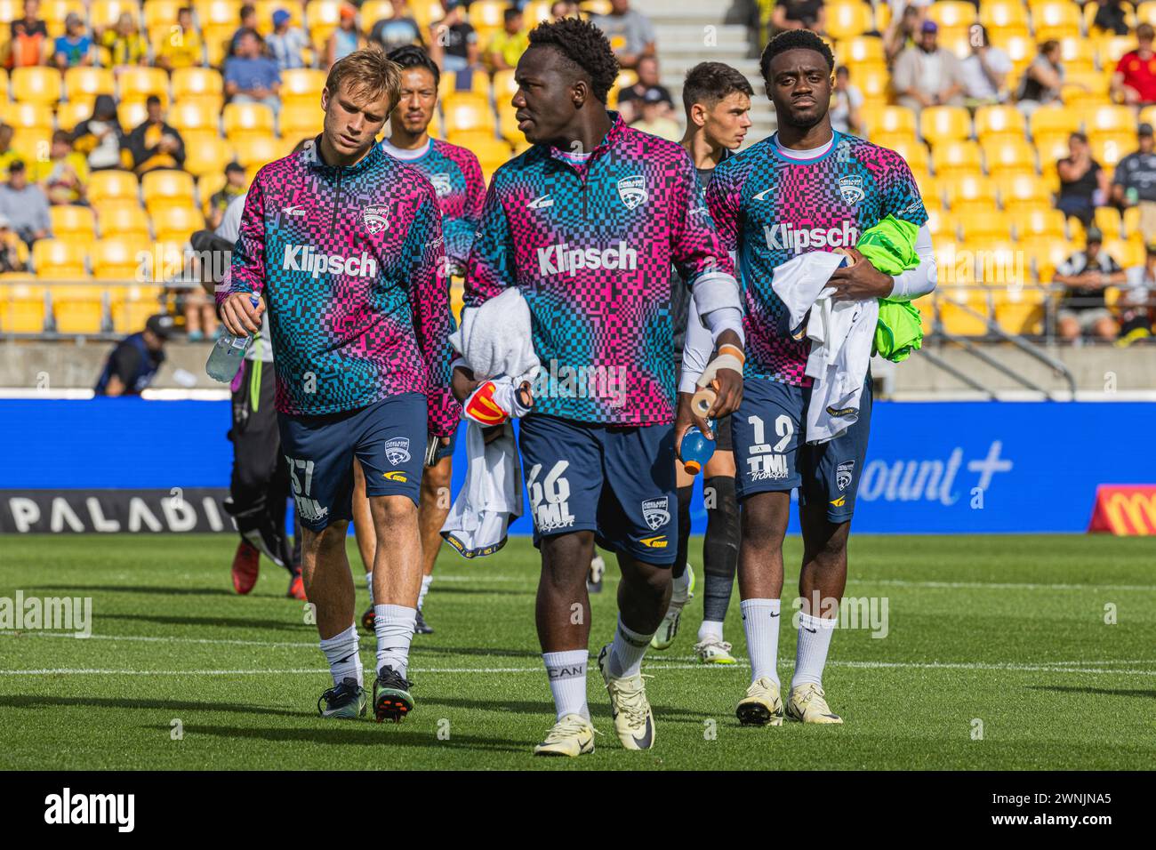 Wellington, Neuseeland. Sonntag, 3. März 2024. A-League - Wellington Phoenix gegen Adelaide United. Adelaide United Mittelfeldspieler Nestory Irankunda geht mit seinen Teamkollegen vor dem Spiel Der A-League zwischen Wellington Phoenix und Adelaide Utd aus. Quelle: James Foy/Alamy Live News Stockfoto