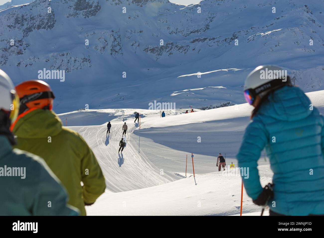 Skifahrer auf sonnigen Valser Pisten Stockfoto