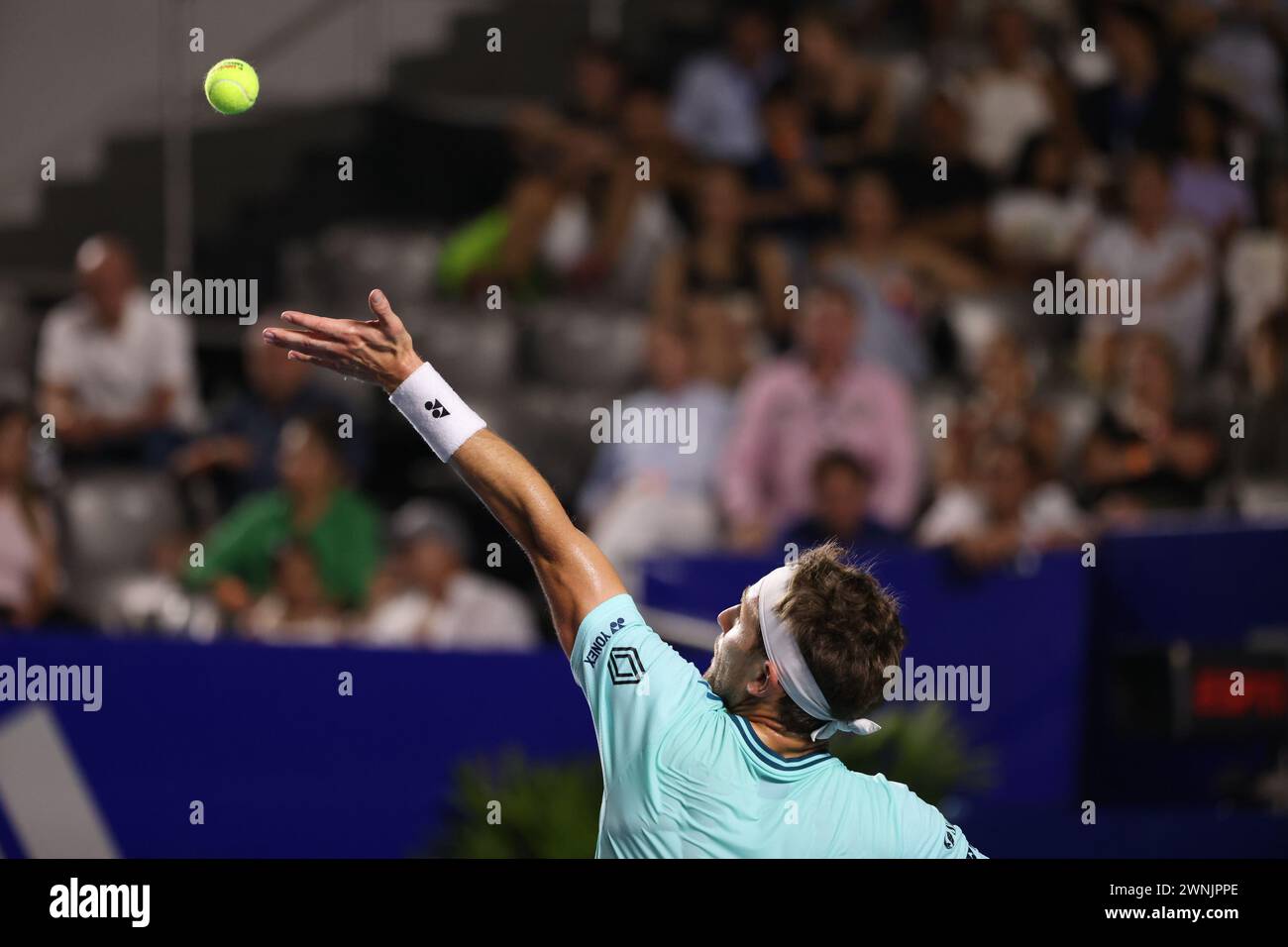 Acapulco, Mexiko. März 2024. Der Norweger Casper Ruud spielt im Finale der Männer gegen Alex de Minaur beim ATP Mexican Open-Tennisturnier 2024 in Acapulco, Mexiko, am 2. März 2024. Quelle: Li Mengxin/Xinhua/Alamy Live News Stockfoto