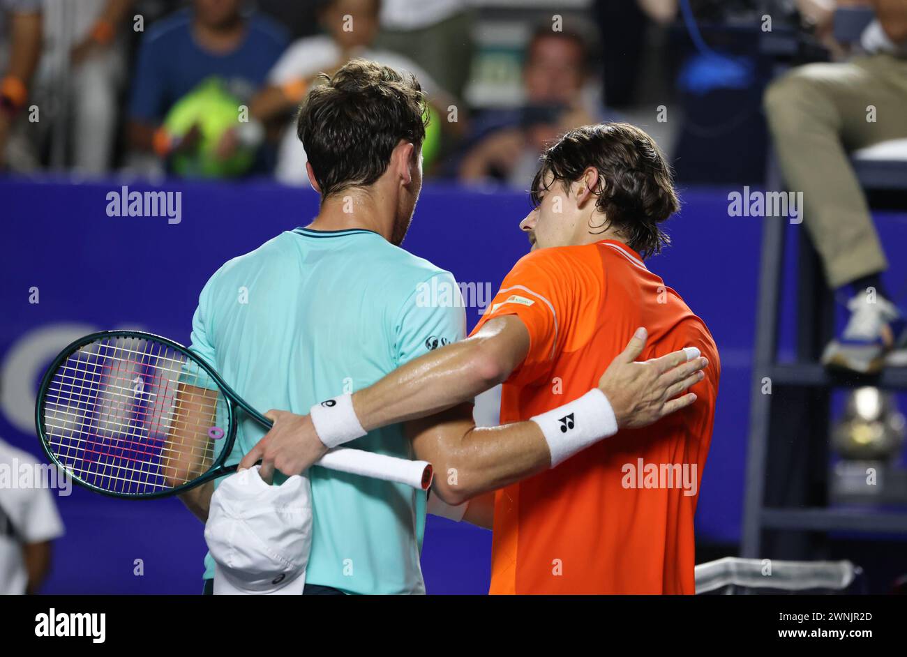 Acapulco, Mexiko. März 2024. Der Australier Alex de Minaur (R) und der Norweger Casper Ruud huschen nach dem Finale der Männer beim Tennis-Turnier der ATP Mexican Open 2024 in Acapulco, Mexiko, am 2. März 2024. Quelle: Li Mengxin/Xinhua/Alamy Live News Stockfoto