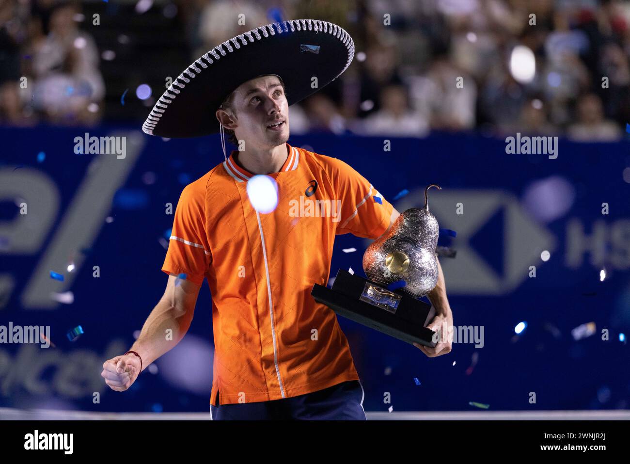 Acapulco, Mexiko. März 2024. Alex de Minaur, Australischer Champion, reagiert auf die Preisverleihung für die Herren-Singles beim ATP Mexican Open Tennisturnier 2024 in Acapulco, Mexiko, am 2. März 2024. Quelle: Li Mengxin/Xinhua/Alamy Live News Stockfoto