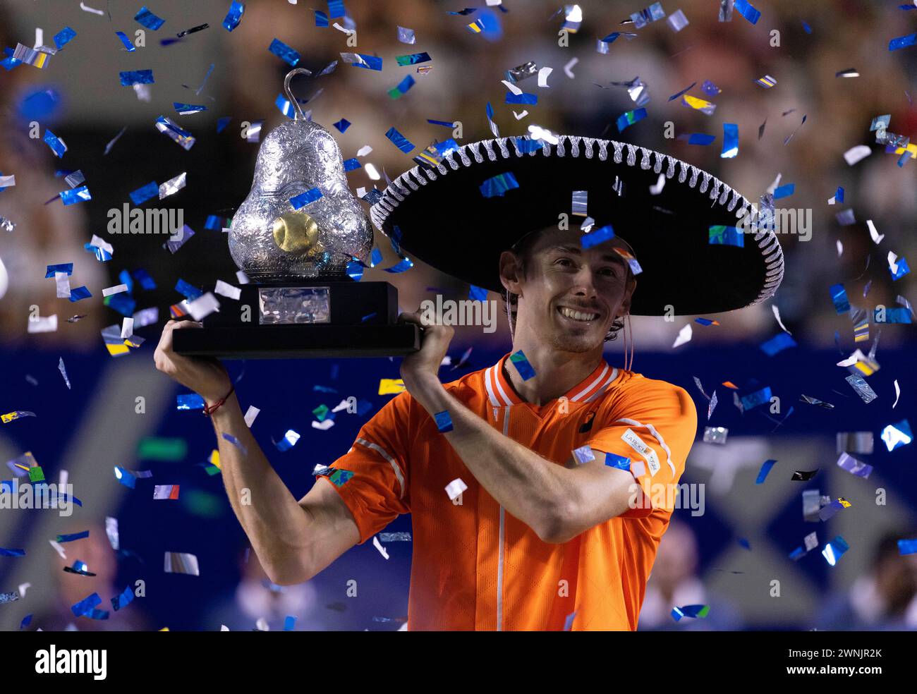 Acapulco, Mexiko. März 2024. Alex de Minaur, Champion Australiens, feiert bei der Preisverleihung für die Herren-Singles beim ATP Mexican Open Tennisturnier 2024 in Acapulco, Mexiko, am 2. März 2024. Quelle: Li Mengxin/Xinhua/Alamy Live News Stockfoto