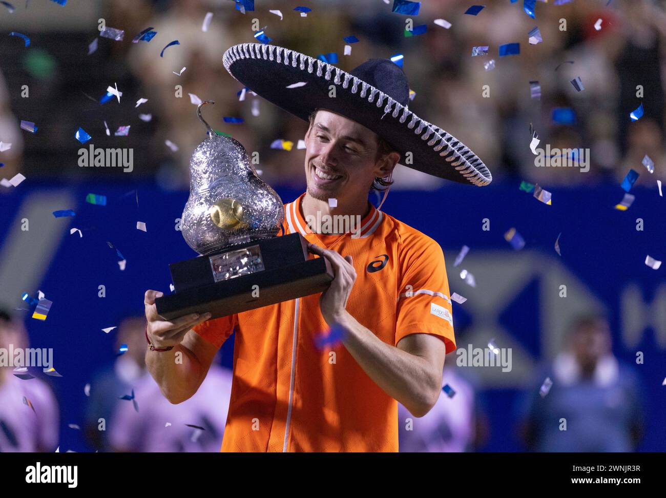 Acapulco, Mexiko. März 2024. Alex de Minaur, Champion Australiens, feiert bei der Preisverleihung für die Herren-Singles beim ATP Mexican Open Tennisturnier 2024 in Acapulco, Mexiko, am 2. März 2024. Quelle: Li Mengxin/Xinhua/Alamy Live News Stockfoto