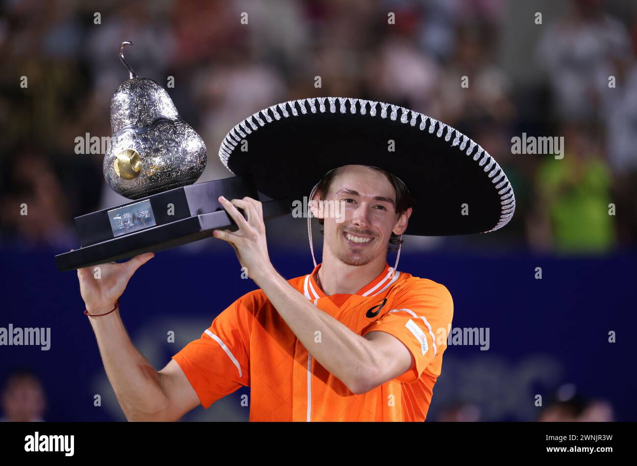 Acapulco, Mexiko. März 2024. Alex de Minaur, Champion Australiens, feiert bei der Preisverleihung für die Herren-Singles beim ATP Mexican Open Tennisturnier 2024 in Acapulco, Mexiko, am 2. März 2024. Quelle: Li Mengxin/Xinhua/Alamy Live News Stockfoto